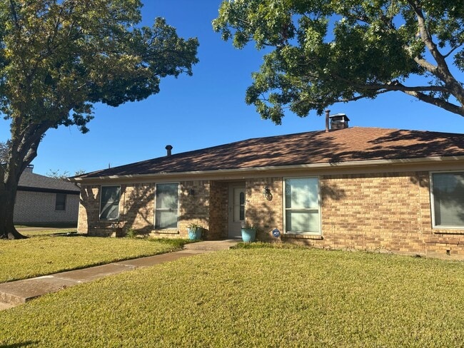 Building Photo - Remodeled 3/2/2 with Lots of Square Footage!