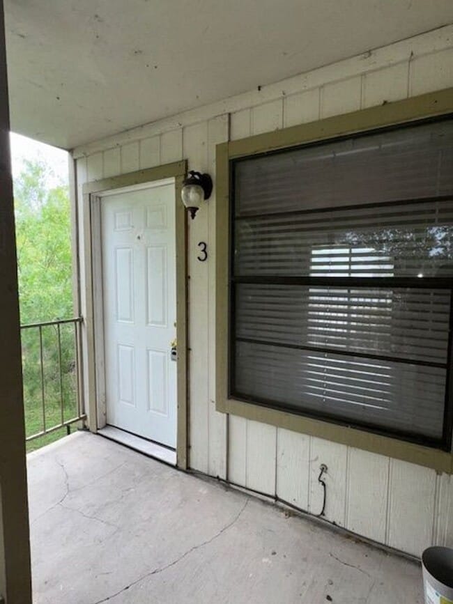 Building Photo - 1100 sqft under $1000-Calallen Area Unit 4250 Calallen Drive #3