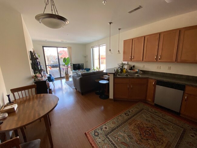 Building Photo - 1917 Monroe St