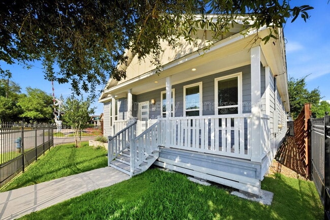 Photo - 605 Dumble St
