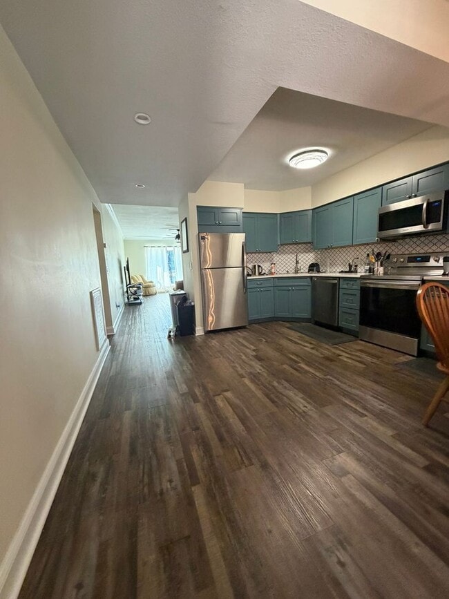 Building Photo - Beautifully Updated 3 bedroom/2 bath - 11th Place Condominiums Unit #2003 Available August 2026 $...