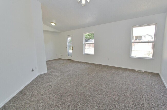 608 Smith Ct