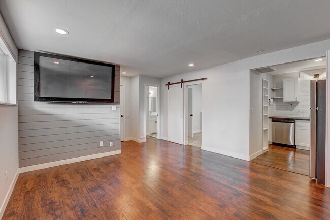 Photo - $1,550 - 1 Bed Updated Condo right by Cher... Unit 701