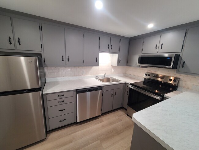 Photo - Azalea Court Apartments