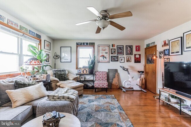 Photo - 355 W 6th St