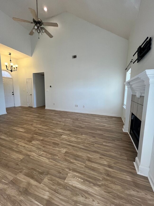 Photo - 715 Sark Dr