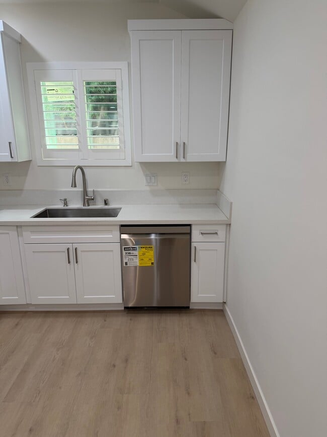 Kichen - 15030 Hesby St Unit 150301/2