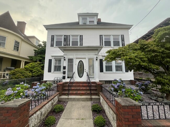 Building Photo - 115 Mill St Unit 2