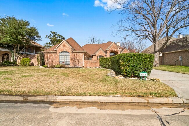 Photo - 590 Edgewood Dr