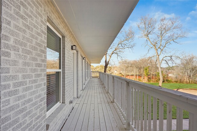 Building Photo - 1803 Oak St Unit 9 Rental