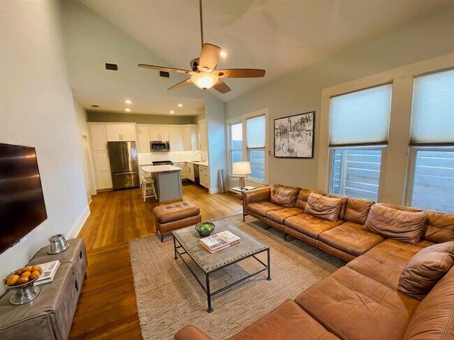 Photo - 521 E Live Oak St