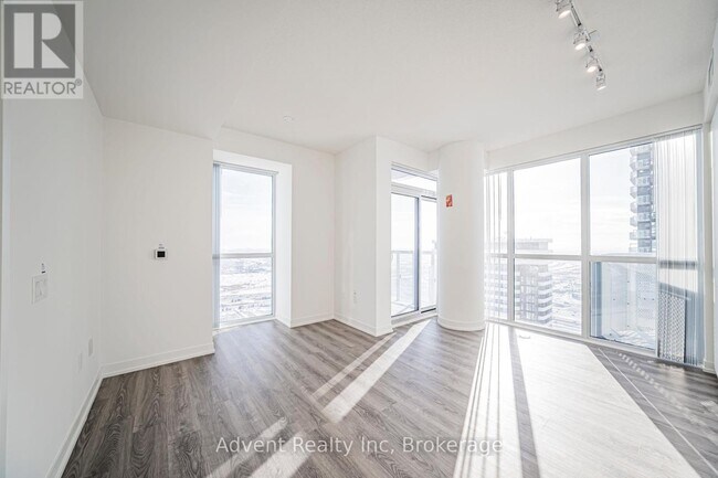 Photo - 8 Interchange Wy Unité 5512