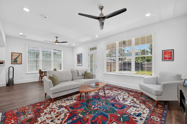 706 W 44th St