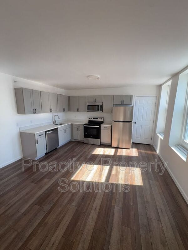 Photo - 730 N Main St