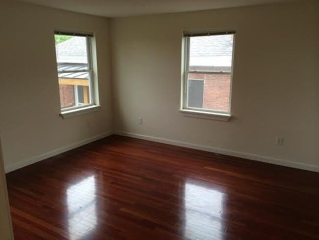 Photo - 323-325-325 College St Unit 4