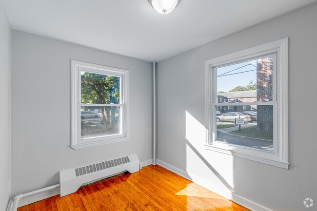 2BR, 1BA - 686SF - Second Bedroom