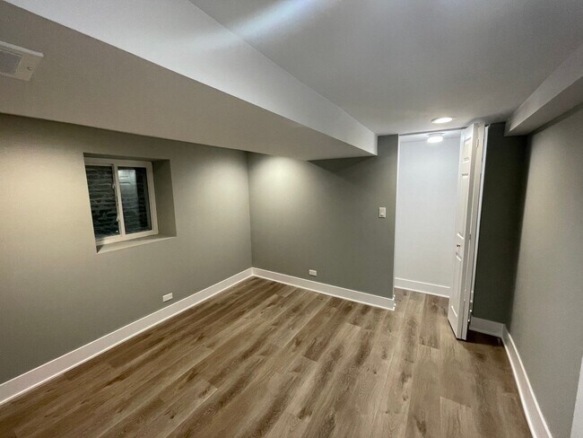 1607 S Hamlin Ave Unit Basement