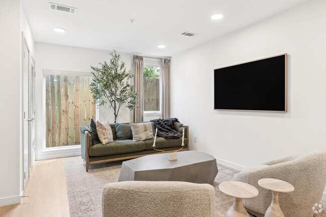 1BR, 1BA - 689SF - Living Room
