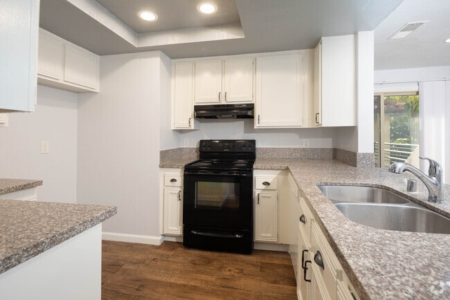 2 BR, 2 BA - 1000SF