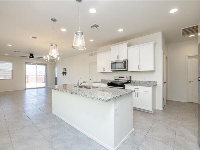 Photo - 3 Bedroom 2 Bathroom  MOUNTAIN VIEWS! $500...