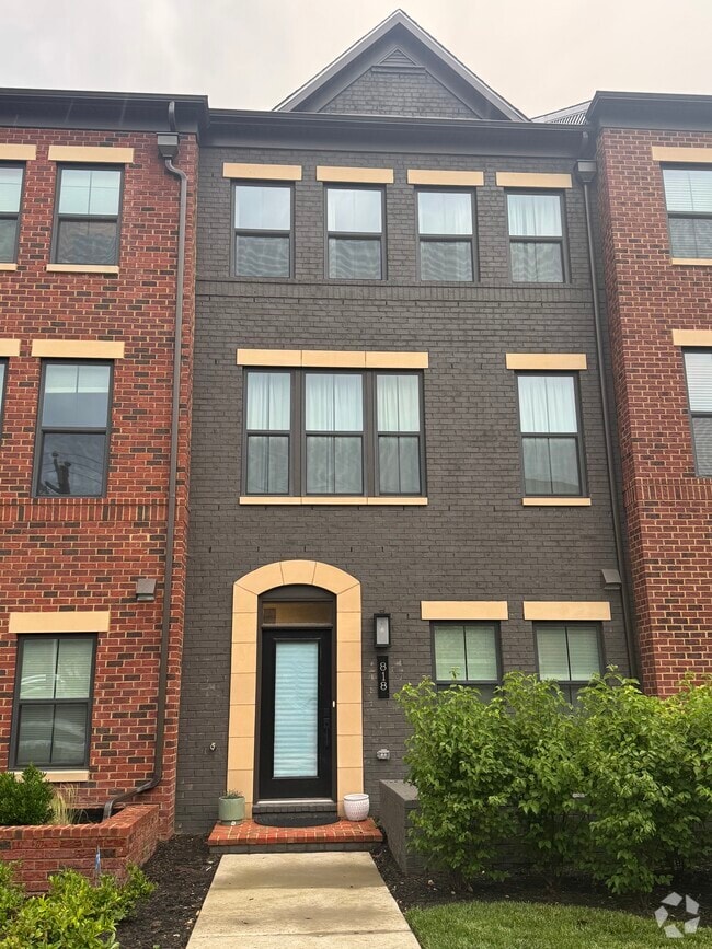 Building Photo - 818 S Greenbrier St Rental