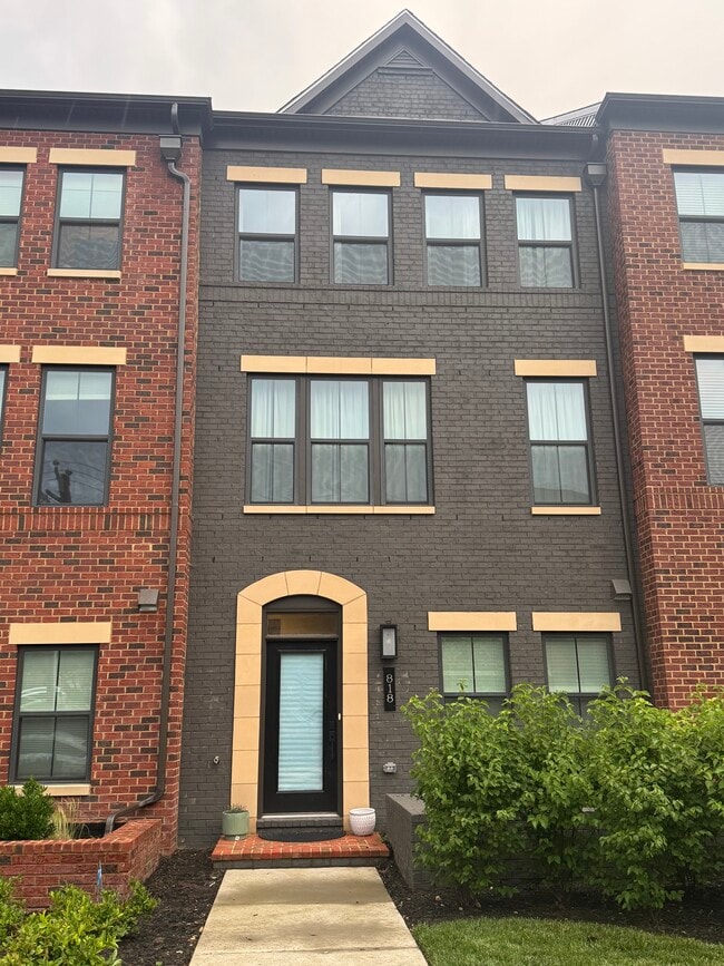 Building Photo - 818 S Greenbrier St Rental