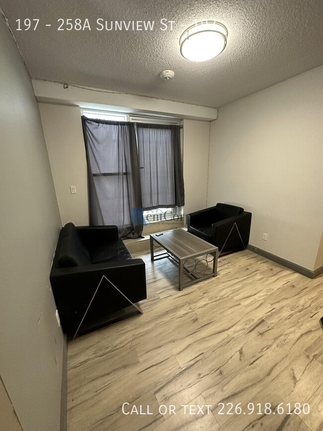 Photo - 258A-258A Sunview St