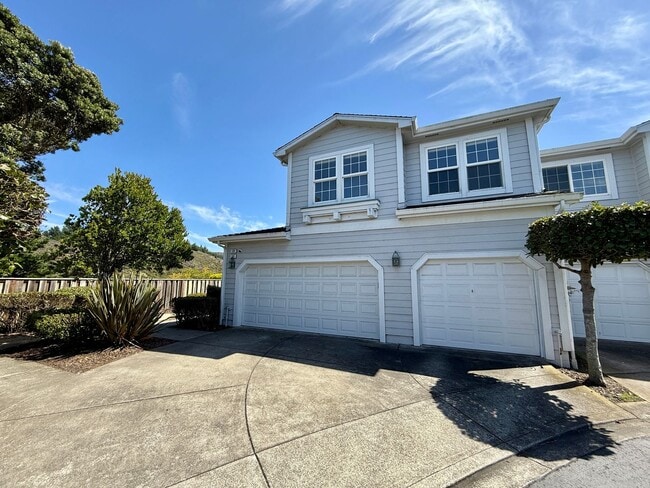 Building Photo - Stunning Pacifica Condo with Ocean & Mount...