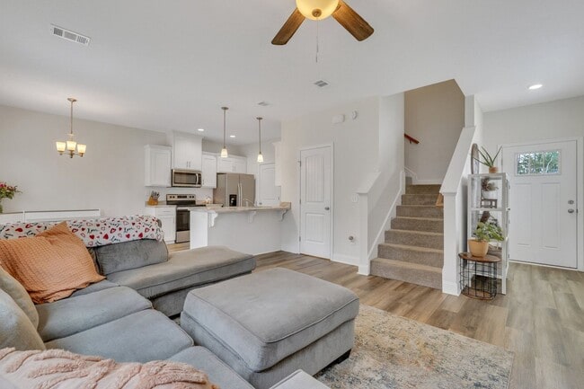 Photo - AVAILABLE NOVEMBER (PET FRIENDLY)