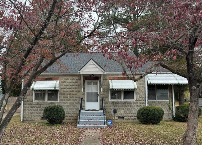 Building Photo - Discover the potential of this charming ho...