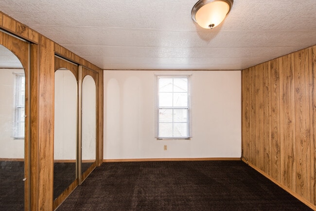 Building Photo - 607 S 11th St