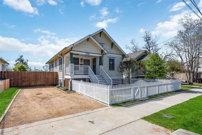 Photo - 2215 Gregg St