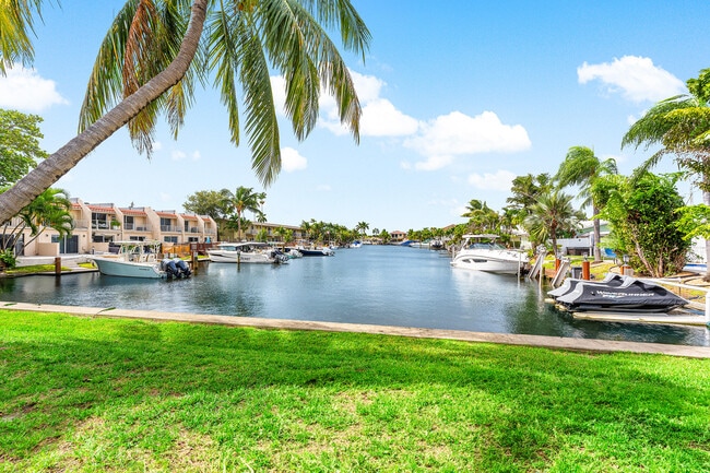 Building Photo - 331 SE 19th Ave Unit 5