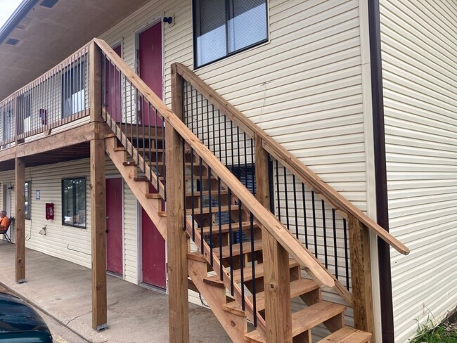 Building Photo - 2 Bedroom , 1 Bathroom Apartment! Unit 33 Osage Ridge Rd #4