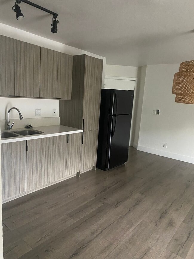 Building Photo - 14133 Calvert St Rental