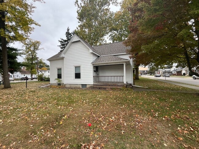 Building Photo - 3 Bedroom 1 Bath Perfect for Sports Fans!