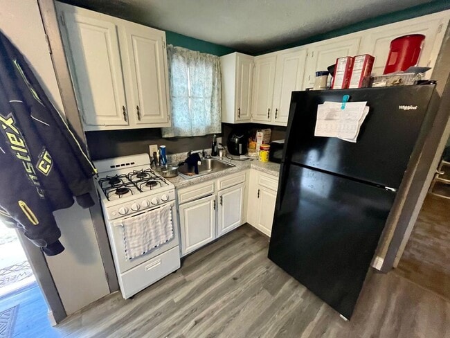 Building Photo - 1102 15th Ave NE Unit 4