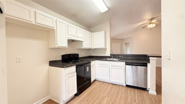 Photo - 15821 Ridgecroft Rd