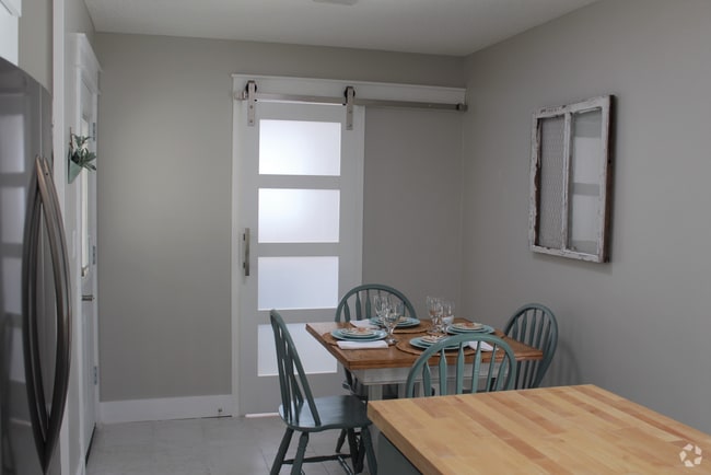 Building Photo - Charming Renovated Brick Home in Fort Walt...