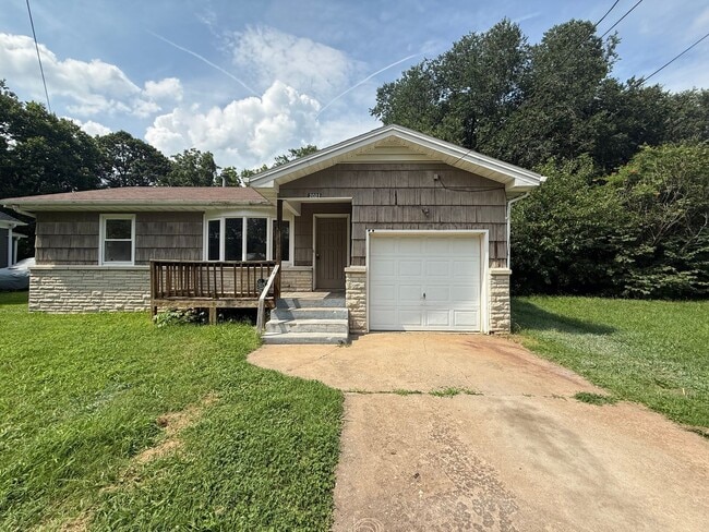 Building Photo - Cute 2 Bedroom 1 Bath with bonus room!