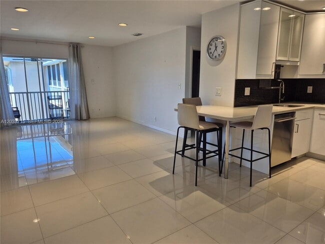 Photo - 1510 SE 15th St Unit 307