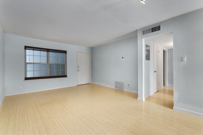 Building Photo - Prime 2 Bed 1 Bath in 78704 Near Downtown Austin