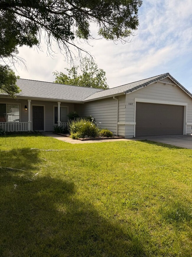 Building Photo - 3-bedroom, 2-bath home in great neighborhood!