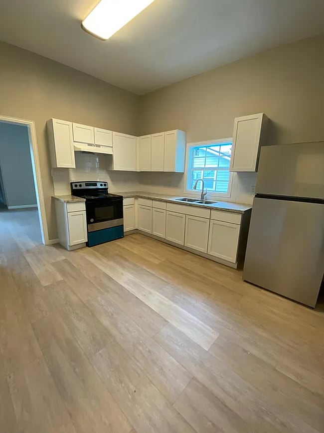 Photo - 1850 Grand St