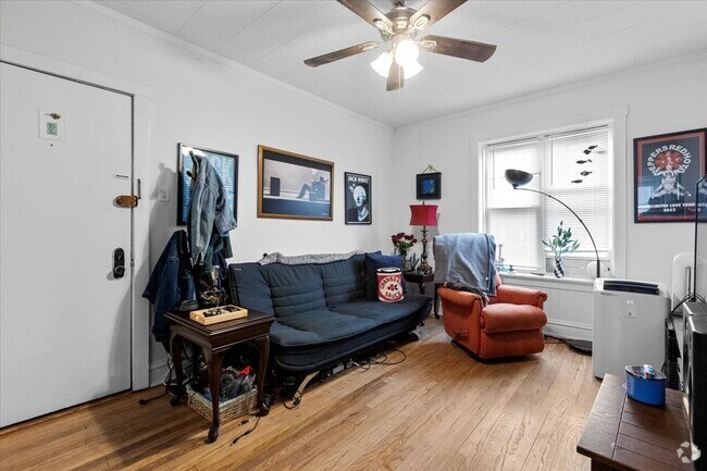 Building Photo - 652 W Oakdale Ave Rental