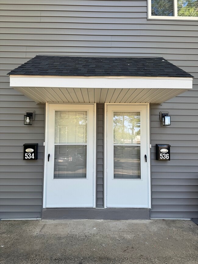 Separate entrances - 534 Kalmia St Unit B