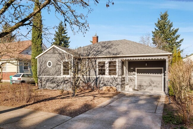 Photo - Adorable 2-bdrm/1-bath mid-century modern. Private backyard, sauna, washer/dryer, & more!