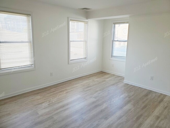 END UNIT - no neighbors - 9 Pulaski St Unit 2nd Floor