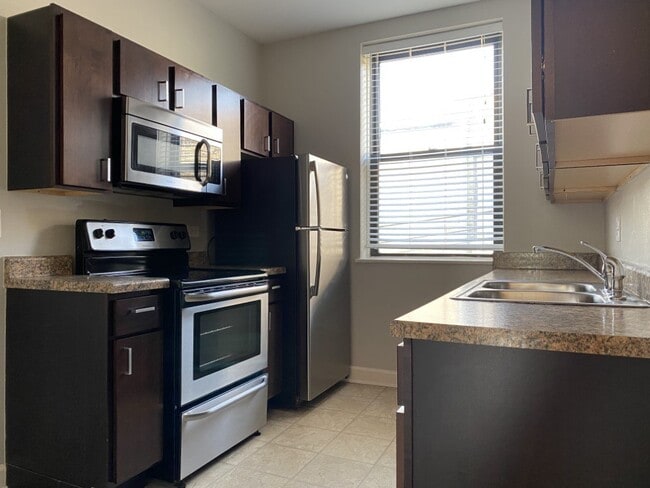 Bright kitchen with stainless steel appliances - 801-13 W. Cornelia Apartments