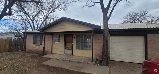 Building Photo - Beautiful and Spacious Home with a Large B...